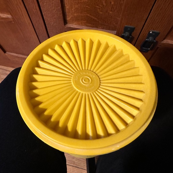 Five 1970’s Vintage Harvest Yellow Tupperware Canisters w/ lids - Picture 5 of 5